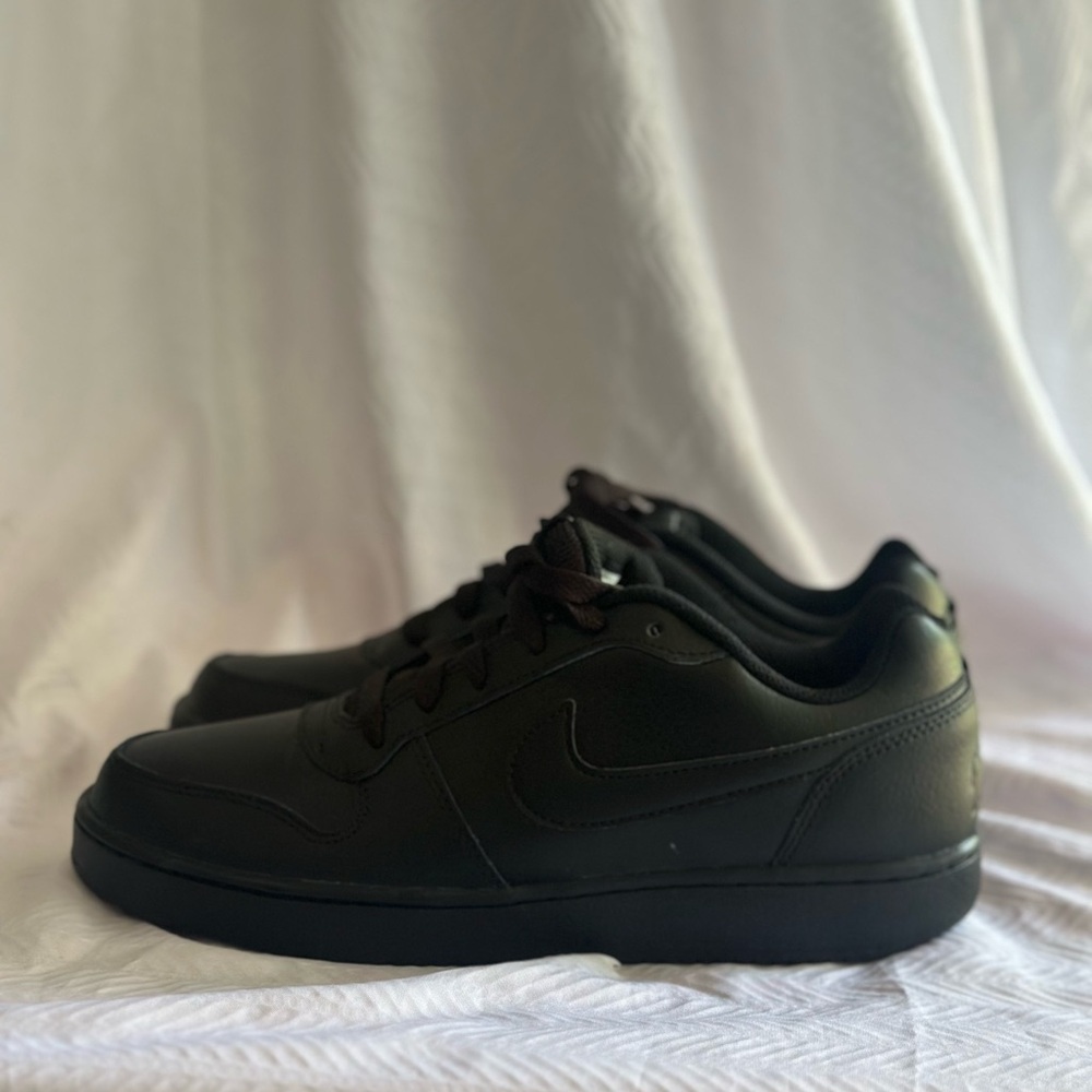 Nike Triple Black Ebernon Low Top Sneakers Never Worn Mens 7/Women's 8.5